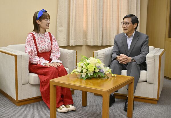 対談する井上さん(左)と若菜社長