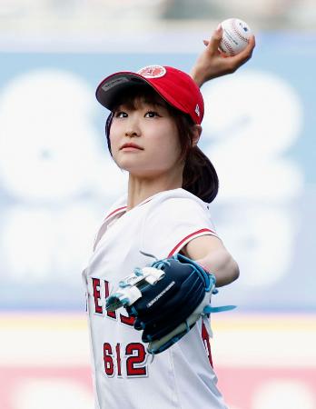 　米大リーグ、エンゼルス―ドジャース戦で始球式を務めるフィギュアスケート女子の島田麻央＝アナハイム（共同）