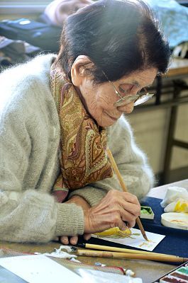 生き生きとした笑顔で絵手紙を描く山形さん