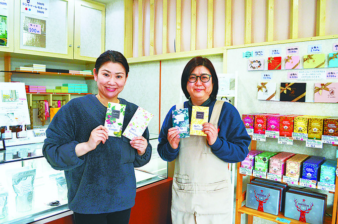 代表の藤本円香さん(左)とスタッフの篠崎さん