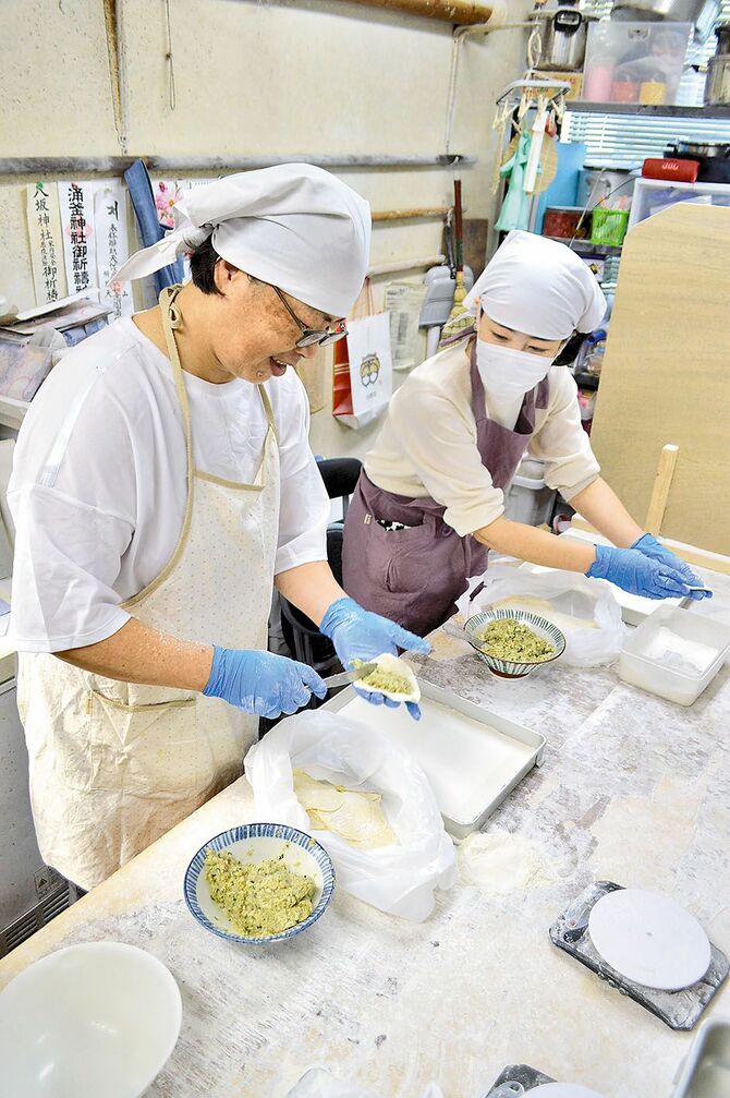 ギョーザの包み方は小指の方からひだを寄せると聞き一瞬戸惑いが