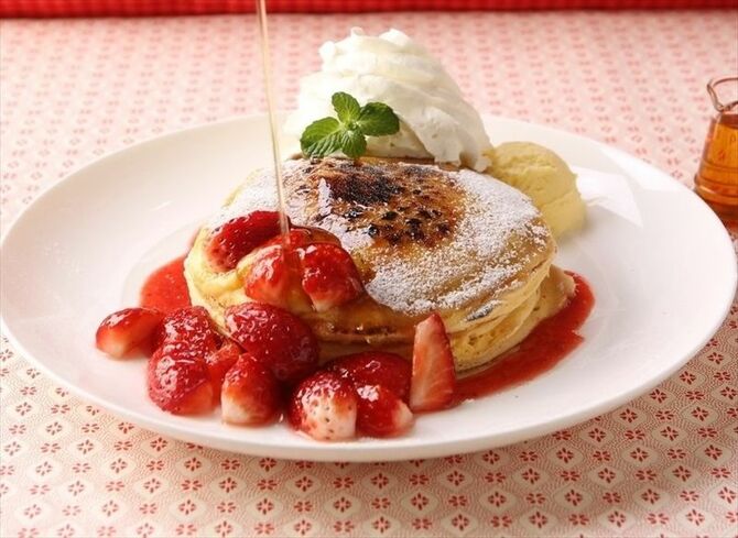 ＜クア・アイナ>「いちごのパンケーキブリュレ」1,100円（イ）ー佐野市産「とちおとめ」をふんだんに使用したパンケーキは、まろやかなメープルシロップとの相性が抜群。