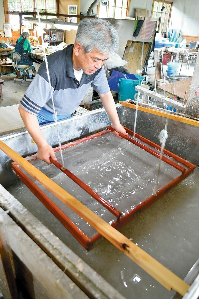 「和紙の里」での伝統的な紙すき作業