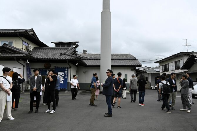 天鷹酒造と視察に訪れたナスコンバー協議会の一行＝７月１２日、大田原市