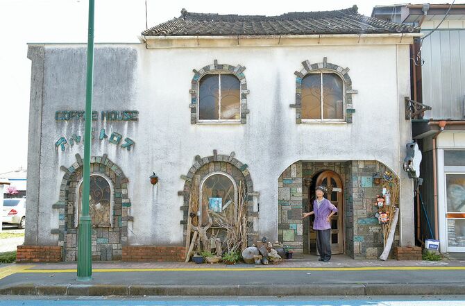 中世的な雰囲気を漂わす外観。JR烏山駅前通りで独特のオーラを放ちます