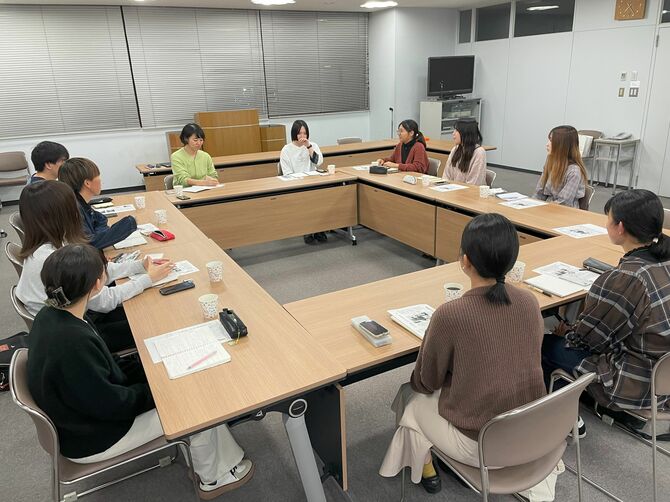 取材でのエピソードや今後の活動を語り合うゼミメンバー＝下野新聞社
