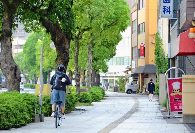通行可能な歩道を走る自転車＝４月下旬、鹿児島市小川町