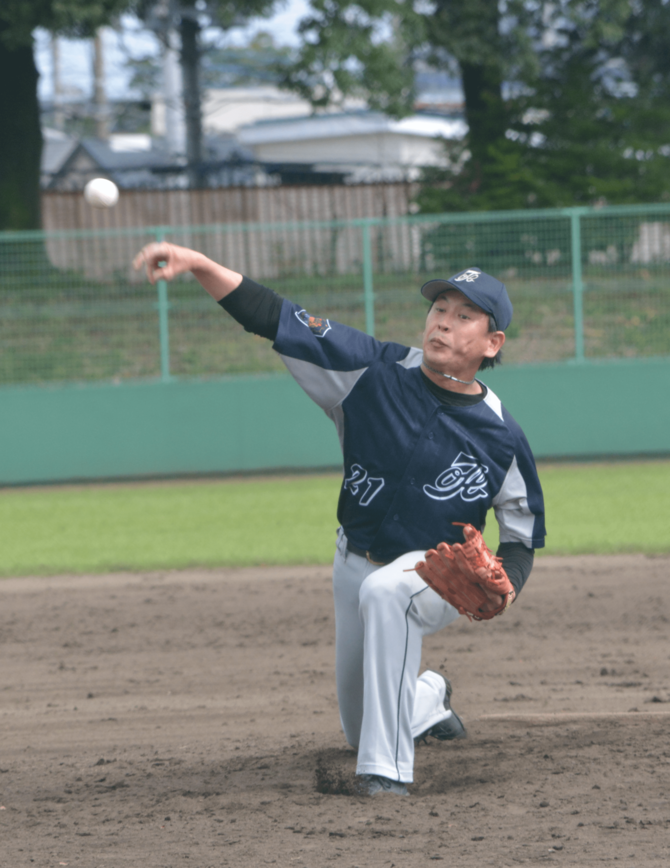 高根沢OB、厚木クラブ戦で力投する野崎