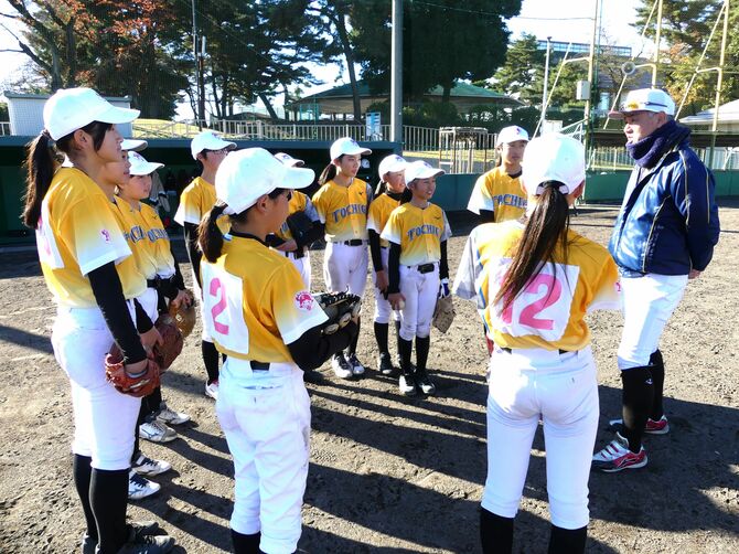 川村監督とともに指導している青山コーチ（写真右）