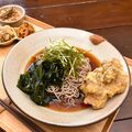 暑気忘れる涼やかさ 三陸産わかめとまいたけ天の冷やしたぬきそば 蕎麦と、コーヒーと。忠兵衛ピース(宇都宮)