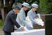 天皇ご一家、原爆碑に供花