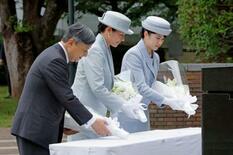 天皇ご一家、原爆碑に供花