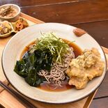 暑気忘れる涼やかさ　三陸産わかめとまいたけ天の冷やしたぬきそば　蕎麦と…
