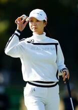 女子ゴルフ、金沢と鈴木が首位