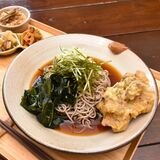 暑気忘れる涼やかさ 三陸産わかめとまいたけ天の冷やしたぬきそば 蕎麦と、コーヒーと。忠兵衛ピース(宇都宮)