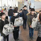新聞紙のエコバッグ111個　黒磯小児童が心込め制作　野菜など購入したら無料でどうぞ
