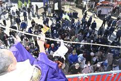 鬼たちの金棒に触れば１年健康