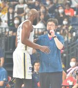 ブレックス佐々監督ら試合で弔意　Ｂ１秋田監督・妻訃報に　秋田カラーシャツ着用