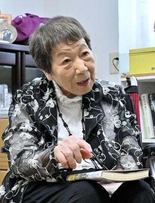 自らの体験などを語る井村君江さん＝６月、宇都宮市内
