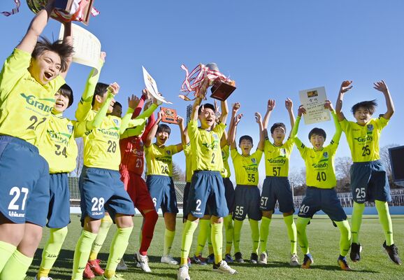 優勝を果たし、喜ぶ栃木ＳＣブルーの選手たち＝24日午後１時45分、県グリーンスタジアム