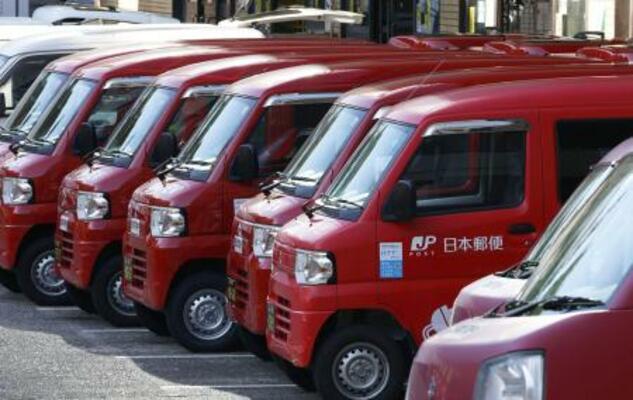 　郵便局に並ぶ軽バン＝６月、東京都港区