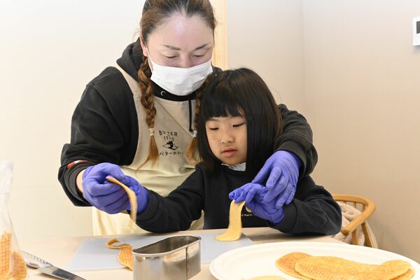 バターのいとこを作る参加者