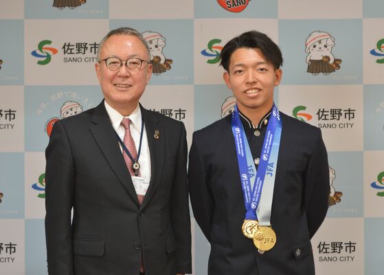 金子市長を表敬訪問した芝田さん（右）