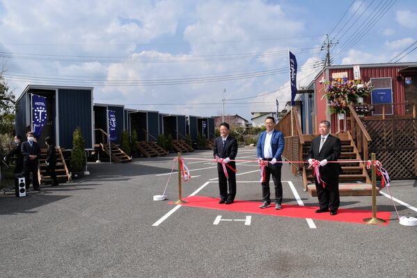 「Ｔｒａｉｌ　ｉｎｎ那須大田原」オープンで行われたテープカット＝３月31日午後、大田原市
