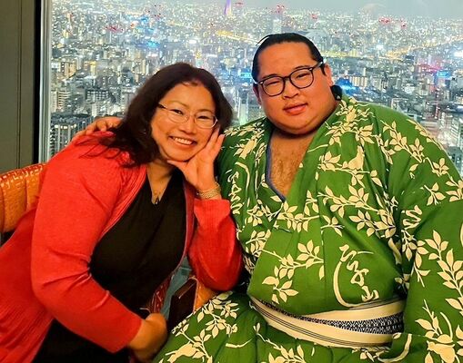 大相撲夏場所千秋楽後、記念写真に収まる生田目と母親のパチャヤさん＝26日午後、都内