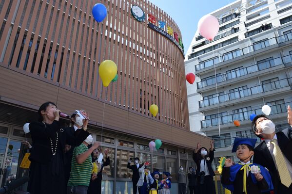 卒園式に感謝を込めた風船を贈った大田和さん（左）＝２９日午前、宇都宮市宿郷２丁目、あずま保育園