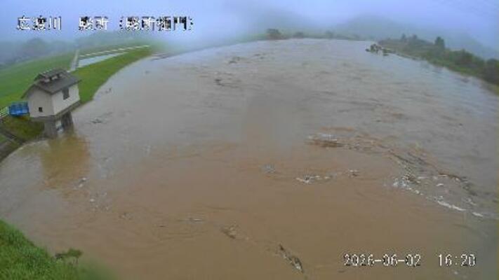 レベル4氾濫危険警報が発表された宮崎県日南市の広渡川のライブカメラ映像=2日午後(宮崎県提供)