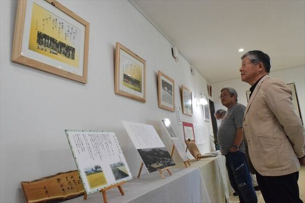 会場に並んだ版画と詩のコラボ作品