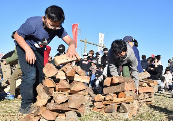 薪を積んで高さを競った「薪積み大会」