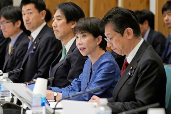 デジタル行財政改革会議であいさつする高市首相(右から2人目)=24日午後、首相官邸