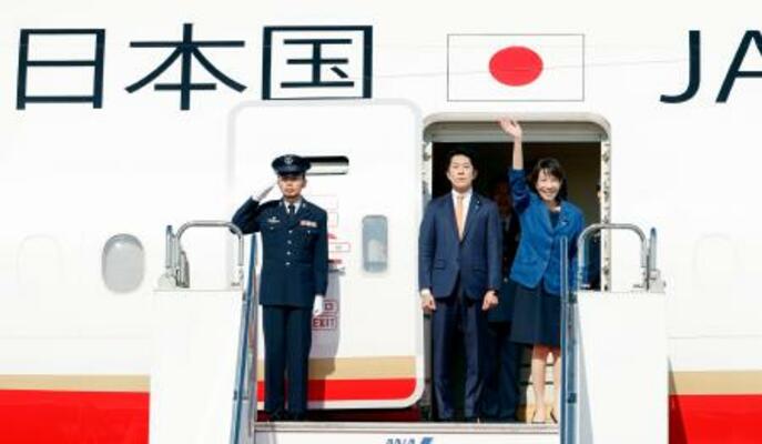 　ＡＰＥＣ首脳会議出席のため、羽田空港を出発する高市首相（右）＝３０日午後