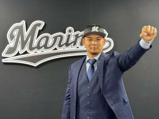 　入団記者会見の後、写真撮影に応じるロッテの井上＝１７日、ＺＯＺＯマリンスタジアム