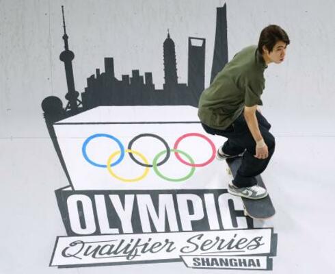 　パリ五輪予選シリーズ上海大会のスケートボード男子ストリートで演技する堀米雄斗＝２０２４年５月（共同）