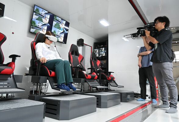 メディア向けに開かれたＶＲ防災体験車の試乗会＝13日午前、県庁東大型車車庫