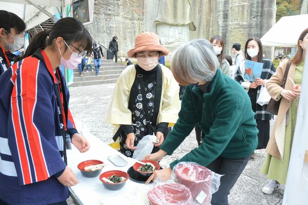 小説「百年厨房」に登場する「源氏飯」を受け取る来場者