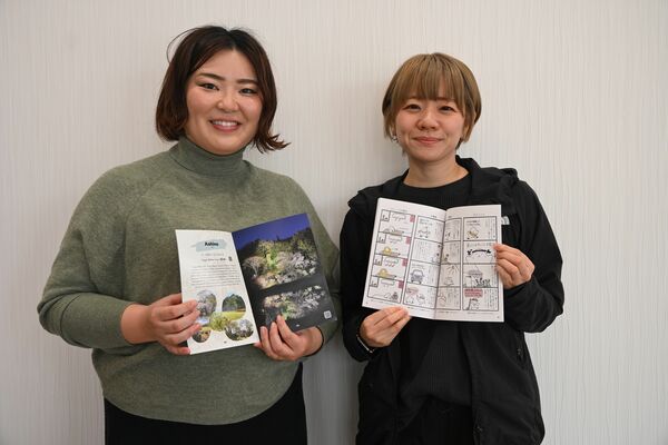 制作したパンフレットを紹介するシンクウィッツ長谷川さん（左）と伊東さん（右）