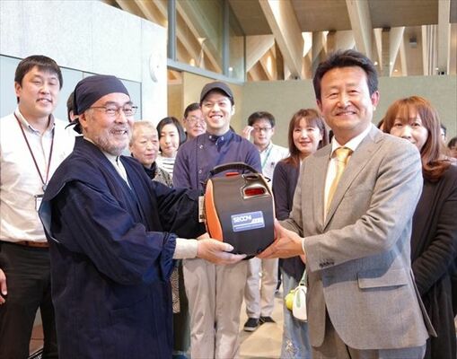 元セコム会長の木村昌平さんはこのほど、道の駅ましこに自動体外式除細動器（ＡＥＤ）１台を寄贈した
