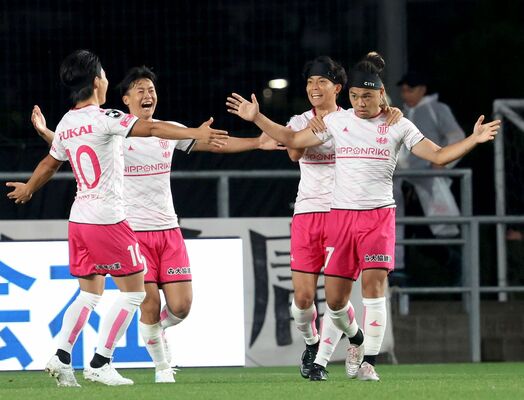後半、勝ち越しゴールを決め喜ぶ田中パ（右）＝金沢ゴーゴーカレースタジアム