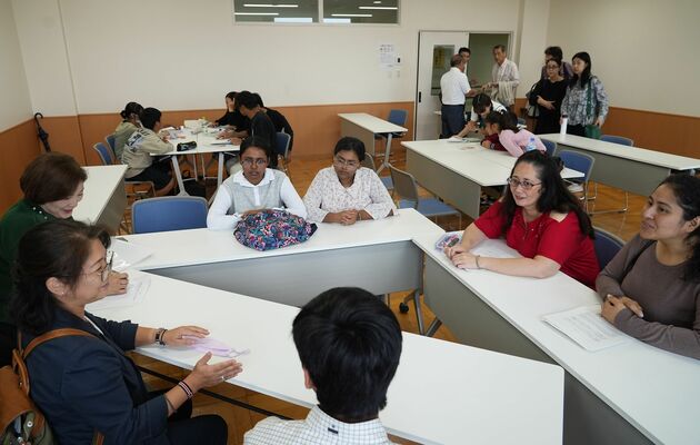 学習内容の相談をする外国出身者たち