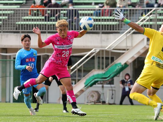 後半21分、栃木シティＦＣのＦＷ表原がヘディングゴールを決める＝アースケア敷島サッカー・ラグビー場（チーム提供）