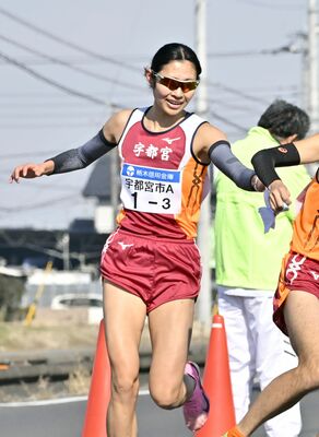 区間賞の走りを見せてたすきをつなぐ宇都宮Aの山田=壬生町、広瀬華撮影