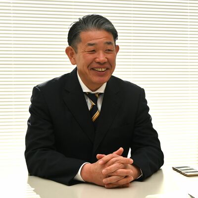 当選から一夜明け心境を語る五十嵐氏＝９日午前、日光市