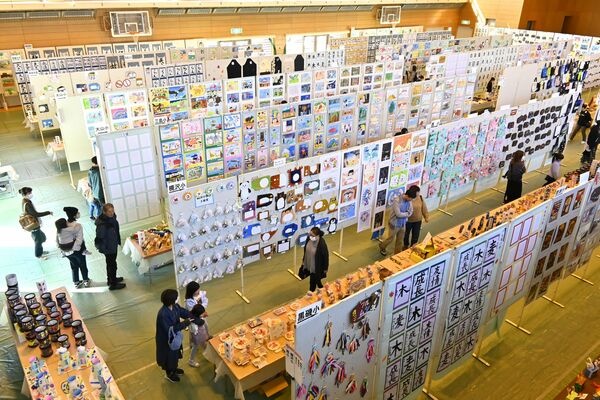 会場いっぱいに並ぶ児童生徒らの力作