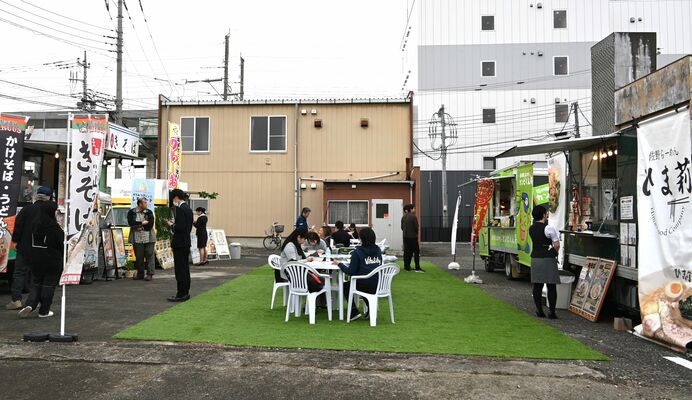 小金井駅周辺で週２回開かれている「こがねいマルシェ」