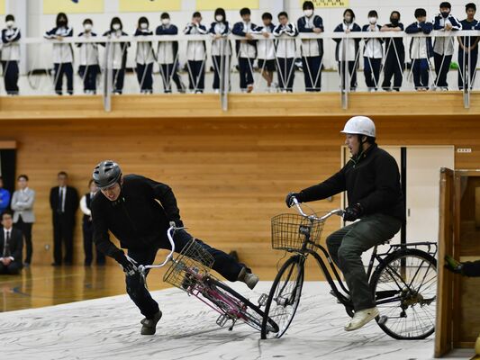 自転車同士の衝突事故を再現するスタントマン