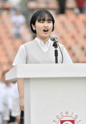 国歌を独唱する国学栃木高の石下さん